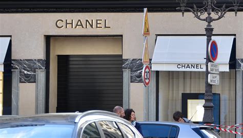 Rapina nella gioielleria Chanel a Parigi sugli Champs .